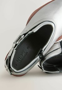 REGULAR FIT - FOREVER COMFORT HARNESS BUCKLED WESTERN - Botines camperos - metallic silver