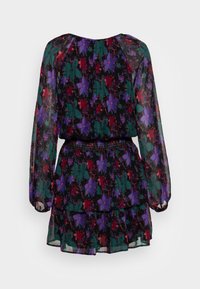 Blumenkleid im Mini-Format mit langen, durchsichtigen Ärmeln. Die Farben umfassen einen schwarzen Grundton mit lila, roten und grünen Blumen. Es hat einen schichtweisen Rock und einen elastischen Bund.