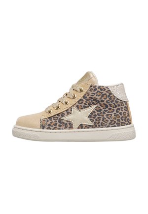 Sneakers alta in stampa leopardata con accenti dorati, in materiale scamosciato, design con lacci e suola in gomma testurizzata.