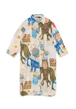 Kleid mit Knopfleiste aus leichtem Stoff, das einen weißen Hintergrund mit bunten, fantasievollen Mustern von Gesichtern und Kreaturen in Blau, Grün und Rot zeigt.