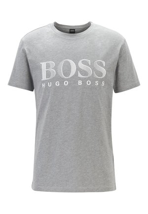 Grijs T-shirt met korte mouwen en ronde hals, met grote witte tekst "BOSS" en kleinere "Hugo Boss" tekst centraal op de voorkant.