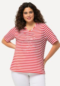 Camiseta de rayas rojas y blancas con cuello en V y mangas cortas, que presenta un diseño gráfico sutil en la parte frontal. Material de algodón suave.