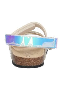 Strap sandalen met een holografische blauwe band, kurken voetbed en een zwarte rubberen zool. Voorzien van een verstelbare lus- en haaksluiting.