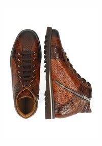 Sneaker in pelle marrone con pattern emulante coccodrillo, lacci marroni, dettaglio con cerniera laterale e suola robusta.