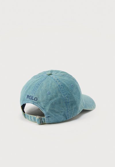 Αθλητικό καπέλο μπέιζμπολ από ανοιχτό μπλε τζιν με ρυθμιζόμενο λουρί και κεντημένο το «POLO» στο πίσω μέρος, εμφανίζεται από πίσω και δεξιά πλευρά σε λευκό φόντο.