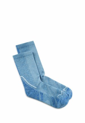 Par de calcetines azules de longitud media con talones y punteras reforzados, con patrones en azul claro y oscuro y secciones acanaladas.