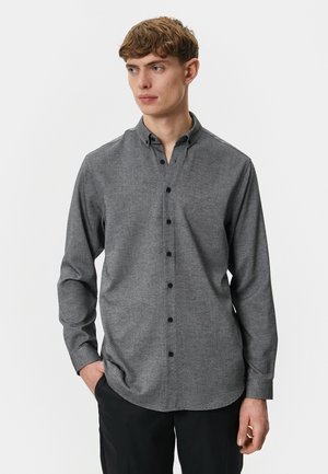 Camisa gris de botones con una textura jaspeada. Presenta un cuello clásico, mangas largas y botones negros a lo largo del frente.