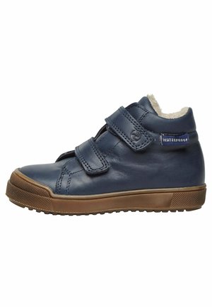 Zapato de caña alta impermeable en azul marino con dos correas de velcro, un collar acolchado y una suela de goma con un patrón de agarre texturizado.