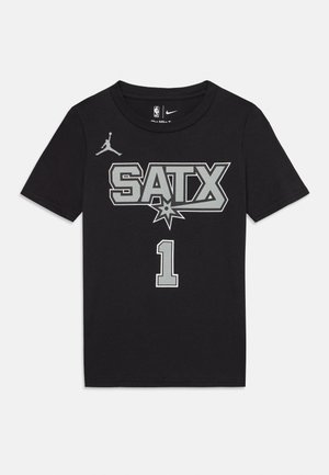 Czarna bawełniana koszulka z szarym nadrukiem "SATX" z gwiazdą i cyfrą "1" poniżej. Zawiera małe logo Jumpman na lewym ramieniu.