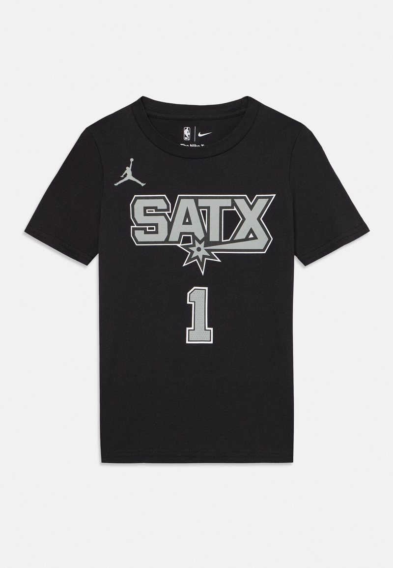 Černé bavlněné tričko s šedou grafikou "SATX" a designem hvězdy a číslem "1" pod tím. Obsahuje malé logo Jumpman na levém rameni.