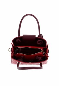 Punainen nahkainen käsilaukku, jossa on ylhäältä kantokahvat, avoin vetoketjullinen osasto ja näkyvät sisäsaumat, esitetty ylhäältä valkoista taustaa vasten.