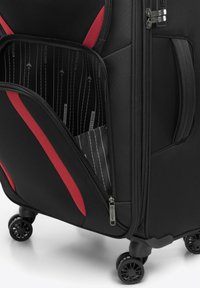 Zwarte koffer met wielen en rode accenten, met ritscompartimenten, textiele stof en een gestoffeerde binnenkant met verticale lijnen en tekst.