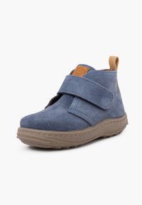 Stivaletto blu in suede con una fascia in velcro, dettagli in beige, suola in gomma e cuciture decorative. Texture morbida, design a punta arrotondata.