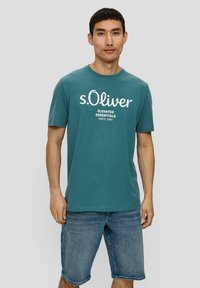 s.Oliver MIT GROSSEM LABEL - T-shirt print - petrol