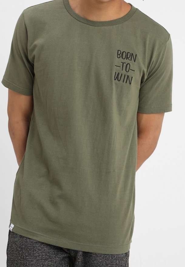 Camiseta de algodón verde oliva con mangas cortas y cuello redondo. Presenta el texto "BORN TO WIN" impreso en la parte superior izquierda.