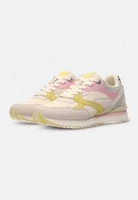 Sneakers met een lichtbeige bovenkant, gele en roze accenten, gemêleerd suède, witte zool, ronde vorm en vetersluiting.