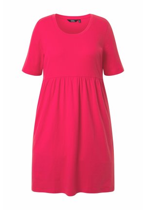 Vestito corto a maniche corte di colore rosa acceso con scollo rotondo e vita arricciata, lunghezza al ginocchio, realizzato in tessuto liscio.