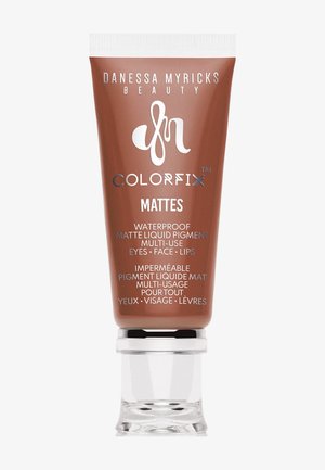 Brązowa tubka matowego wodoodpornego pigmentu w płynie Colorfix Mattes marki Danessa Myricks Beauty do oczu, twarzy i ust z przezroczystą zakrętką.