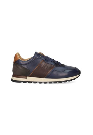 Baskets en cuir pour homme en bleu marine, brun et noir avec un logo sur le côté, intérieur beige, semelle intermédiaire blanche et semelle extérieure noire à crampons.