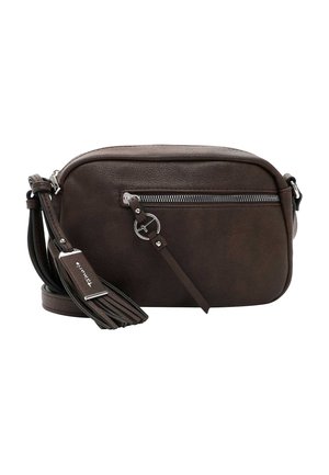 Brun læder crossbody taske med en lynlåslomme foran, kvastdetalje og justerbar rem. Har en glat overflade og rund form.
