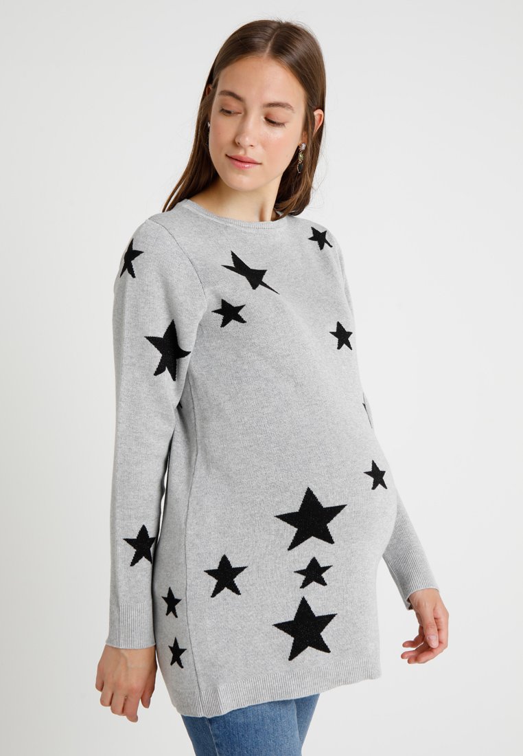 Suéter de maternidade cinza tricotado, com grandes apliques de estrela preta, mangas longas e decote redondo. Textura suave, corte descontraído.