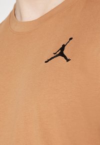 Jordan JUMPMAN CREW - Tricou basic - legend dk brown/(black)