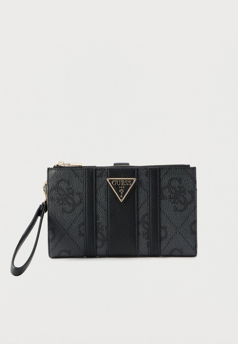 Μαύρο συνθετικό πορτοφόλι με υφασμένη επιφάνεια, που διαθέτει χρυσό μεταλλικό λογότυπο σε μορφή τριγώνου και λουράκι χειρός. Κλείνει με φερμουάρ.