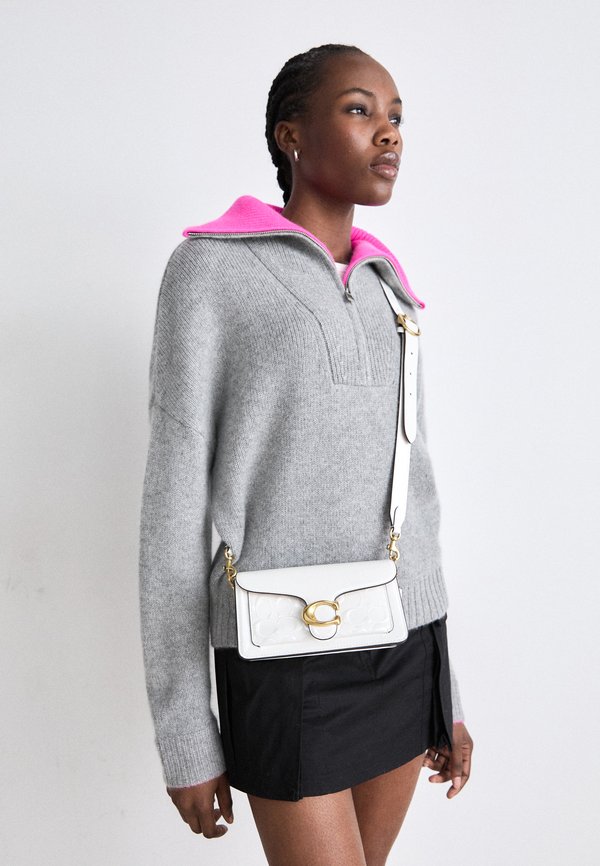 PATENT SIGNATURE LEATHER TABBY SHOULDER BAG 20 - Handbag - chalk3