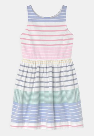 Abito a righe caratterizzato da un design senza maniche, con colori che includono rosa, blu e verde. Il tessuto ha una texture liscia e una vita arricciata.