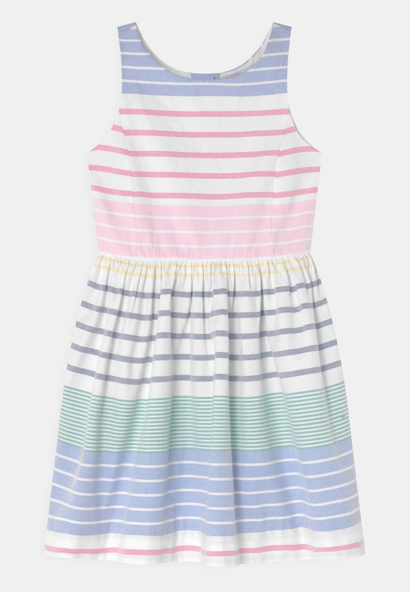 Robe rayée à bretelles, avec des couleurs incluent le rose, le bleu et le vert. Le tissu a une texture lisse et une taille froncée.