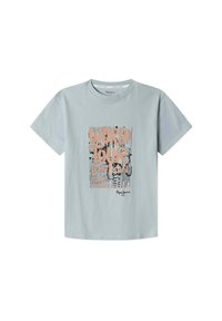 Světle modré bavlněné tričko s krátkým rukávem. Disponuje grafickým potiskem v oranžové a černé barvě s textem a logem "WORLD TOUR LONDON" ve spodní části.