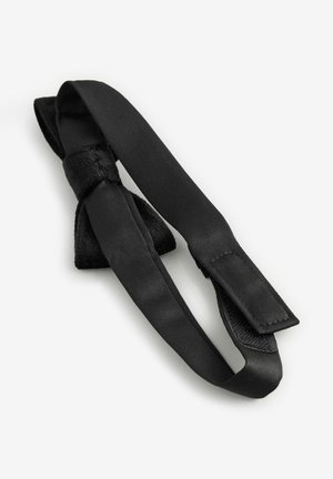 Juodas satino peteliškė su švelnia tekstūra, centre su mazgu ir dviem pailgais kaspino galais. Paprastas, elegantiškas dizainas, tinkantis oficialiam drabužiui.