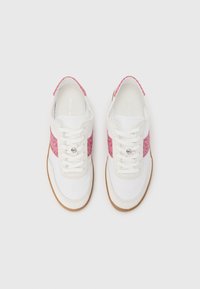 Λευκά αθλητικά παπούτσια με ροζ υφή υφάσματος και λευκά κορδόνια. Στρογγυλερή μύτη και λαστιχένια σόλα καραμέλας. Λεπτομέρεια λογότυπου στο πλάι.