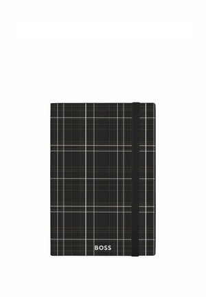 Čierny zápisník s bielo-hnedým károvaným vzorom, elastickou uzatváracou páskou a logom "BOSS" na prednej strane.