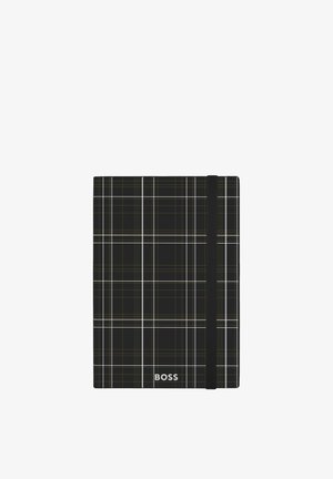 Čierny zápisník s bielo-hnedým károvaným vzorom, elastickou uzatváracou páskou a logom "BOSS" na prednej strane.