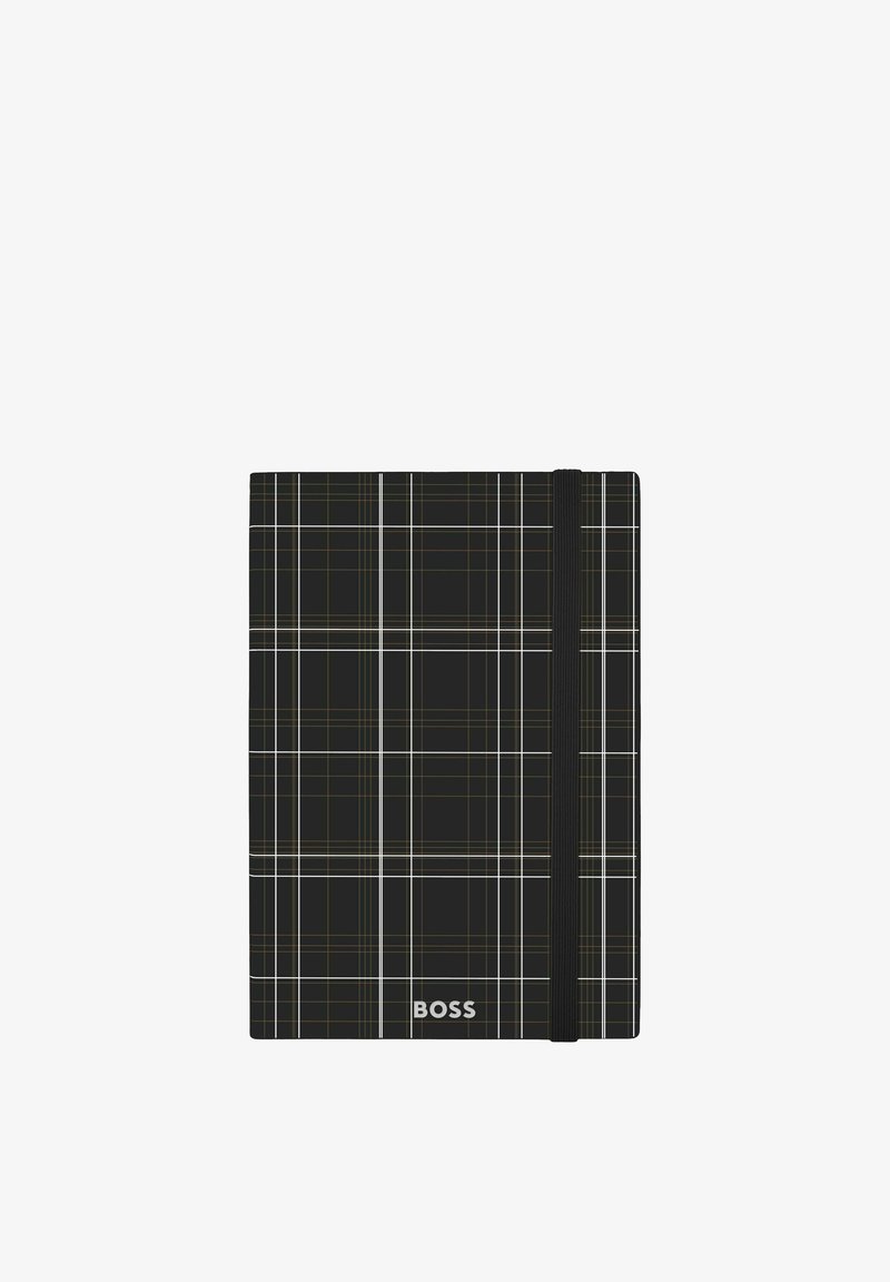 Carnet noir avec motif à carreaux blanc et marron, bande élastique de fermeture et logo "BOSS" sur la couverture avant.