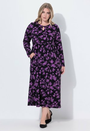 Abito nero a maniche lunghe con stampa floreale viola, scollatura rotonda con apertura a forma di chiave, vita arricciata e tasche laterali. Tessuto morbido e fluido.