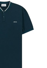 Polo shirt blu navy con colletto a bottoni, rifiniture bianche e piccolo logo sul lato sinistro del petto. Maniche corte e texture in cotone resistente.