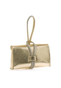 Borsa a mano dorata in metallo con una finitura testurizzata, caratterizzata da una tracolla ad anello e un accento decorativo in argento a forma di fibbia sul davanti.