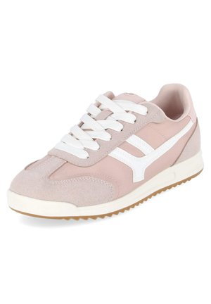 Lichtroze en witte casual sneaker met witte veters, suède neus en een rubberen zool, getoond onder een lichte hoek.