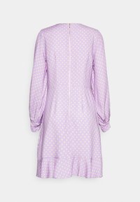 Vestido lavanda com mangas longas, apresentando um padrão de bolinhas em amarelo claro, fecho de zíper nas costas e uma bainha rodada. Textura suave.