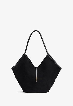 Melnas zamšādas somiņa ar V formas dizainu, plakaniem rokturiem un zelta akcentu rāvējslēdzējam. Mīksta tekstūra, minimālisma stils un nav redzamu metālizstrādājumu.