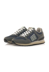 Zapatillas grises y marinas con materiales de ante y malla, cordones blancos, acentos verdes y una suela de goma texturizada. Diseño clásico con logo lateral.