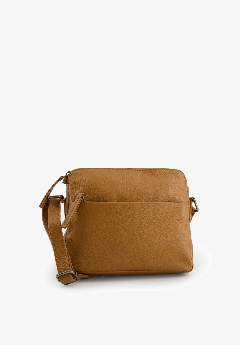 Kožená crossbody taška v hořčicové barvě. Obdélníkový tvar s texturovaným povrchem, nastavitelný popruh a přední kapsa. Diskrétní logo embosované.