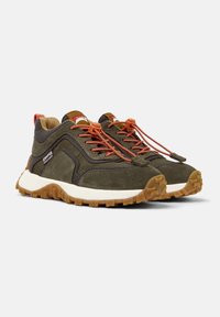 Grüne Wildledersneaker mit braunen Akzenten, ausgestattet mit orangen Schnürsenkeln und einer weißen Zwischensohle. Texturierte Gummisohle mit einem Profilmuster für Traction.