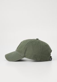 Casquette de baseball vert olive en coton, avec une visière incurvée, un logo brodé à l'avant et une sangle ajustable à l'arrière.