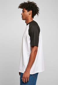 Urban Classics RAGLAN TEE - Trükipildiga T-särk - white black
