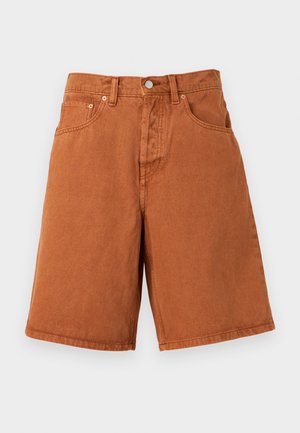 Rustfarvede denimshorts med frontknap, lynlås, bæltestropper og to forlommer på en hvid baggrund.