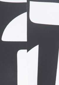 Juoda ir balta medžiaga su geometriniu raštu, kuriame yra kreivų ir stačiakampių formų, lygi tekstūra ir伸iugi išvaizda.