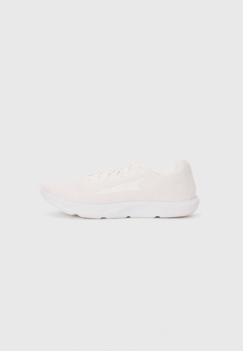 Baskets de sport légères avec une tige en mesh respirant de couleur rose pâle, semelle blanche et une silhouette élancée avec un minimum de détails.